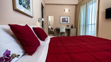 Schreibtisch, laptopgeeigneter Arbeitsplatz, schallisolierte Zimmer