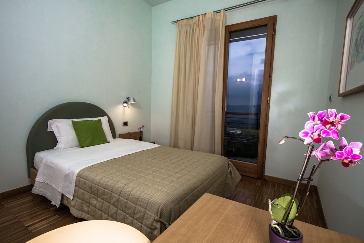 Standard Single Room | Desk, laptop workspace, soundproofing, WiFi (free)