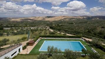 Außenpool (je nach Saison geöffnet), Liegestühle