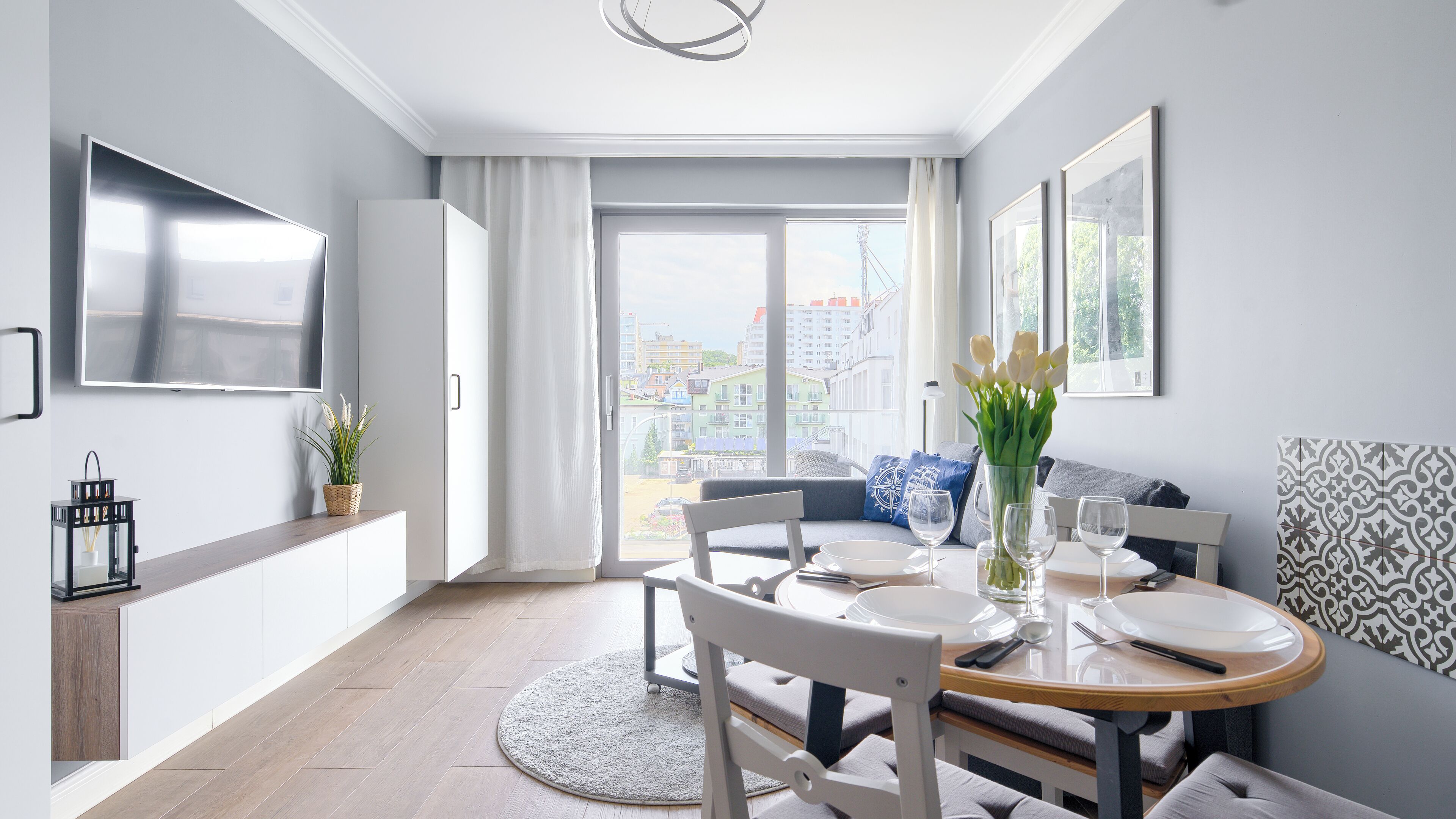 Appartement (17 C) | Woonruimte | Een flatscreentelevisie