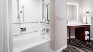 Un baño moderno con bañera blanca, ducha y tocador.