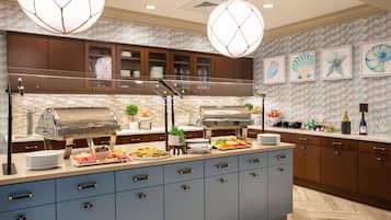 Café da manhã com buffet grátis todos os dias