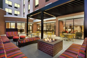 สนามรอบบริเวณ