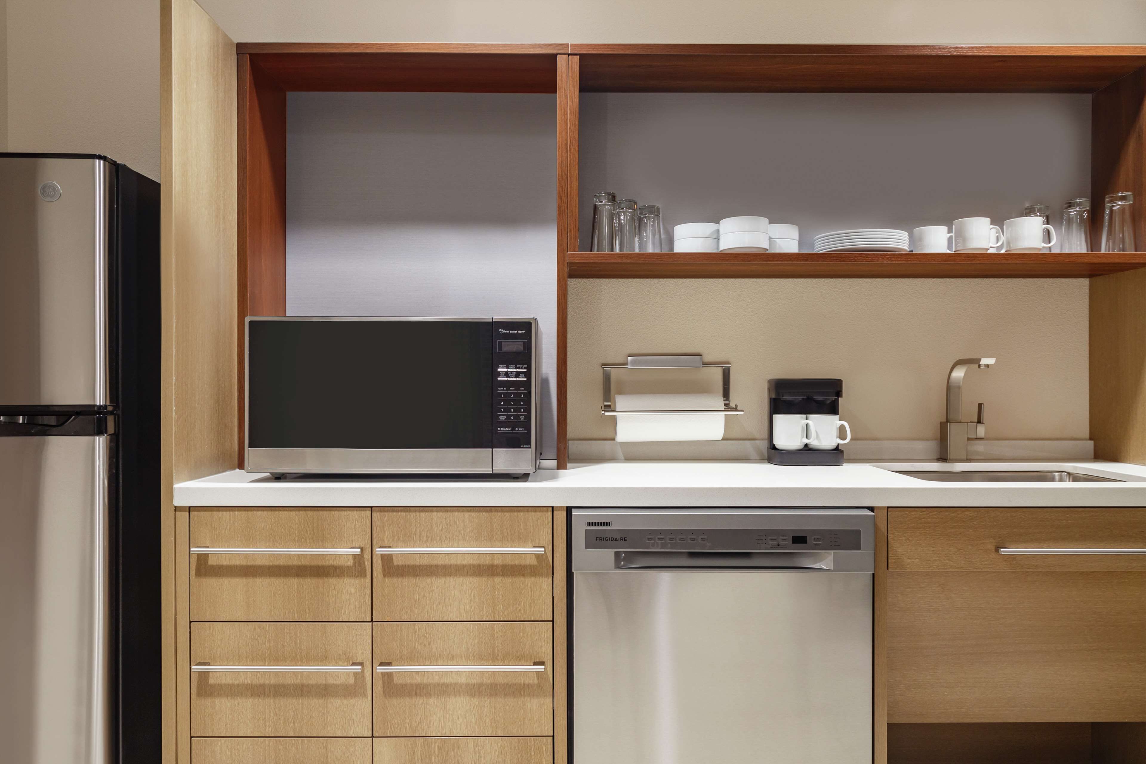 studio, 1 king bed, accessible, bathtub (mobility & hearing) | private kitchen | microwave, coffee/tea maker, dining tables