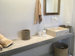 Dusche, Regendusche, Haartrockner, Handtücher