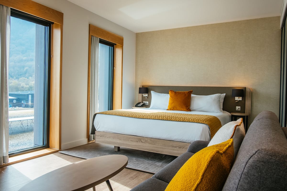 junior suite, 1 king bed | hypo-allergenic bedding, in-room safe, blackout curtains, soundproofing