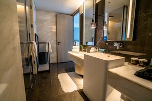 Suite familiar, 1 cama King size | Baño | Amenidades de baño de diseñador, secadora de cabello, batas, pantuflas