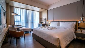 King Guest Room City View | Minibar, in-room safe, desk, laptop workspace