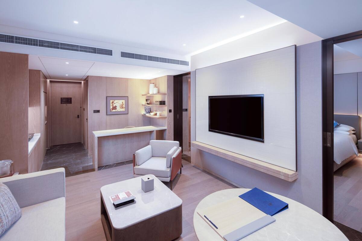 Suite, 1 chambre | Coin séjour | Télévision LED de 55 pouces avec chaînes par satellite, télévision
