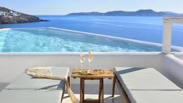 Amazon Sea View Suite with Infinity Private Pool | Sengetøy av topp kvalitet, minibar og safe på rommet