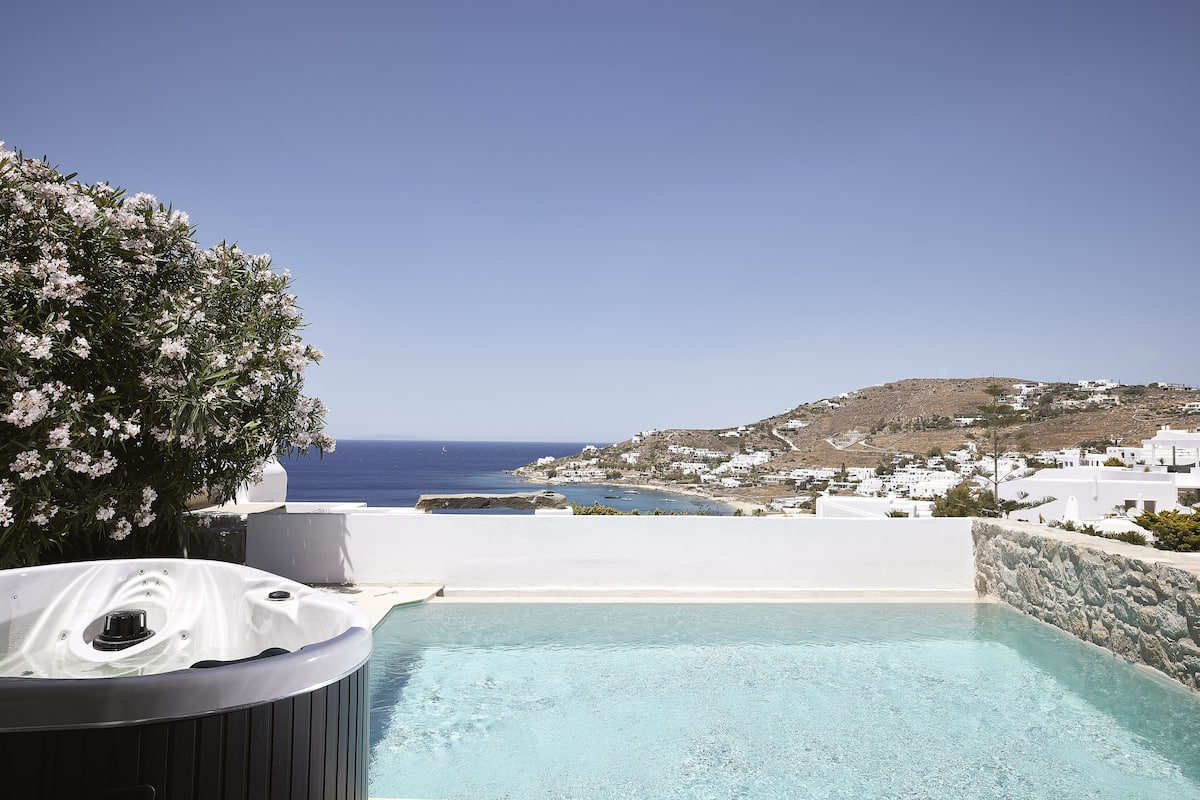 Honeymoon Suite with Private Pool and  Outdoor Heated Whirlpool | 高級寢具、迷你吧、客房內保險箱、隔音
