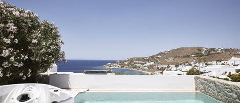 Honeymoon Suite with Private Pool and Outdoor Heated Whirlpool | 1 Schlafzimmer, Minibar, Zimmersafe, individuell dekoriert