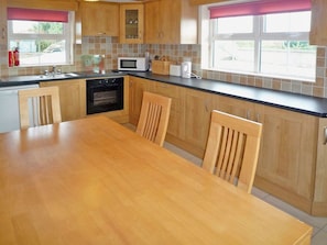 Cottage, 4 Bedrooms, Accessible, 2 Bathrooms | Private kitchen