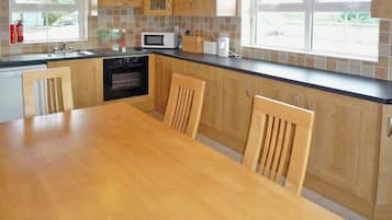 Cottage, 4 Bedrooms, Accessible, 2 Bathrooms | Private kitchen | Microwave, electric kettle, toaster, highchair