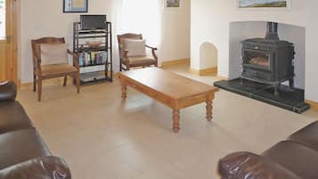 Cottage, 4 Bedrooms, Accessible, 2 Bathrooms | Living area