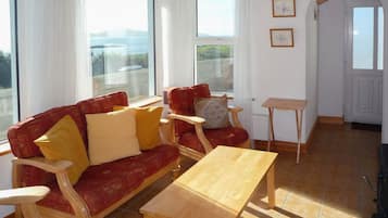 Cottage, 2 Bedrooms, Accessible, Kitchen | Living room