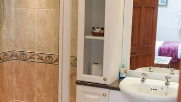 Cottage | Bathroom | Shower, hair dryer, towels, shampoo
