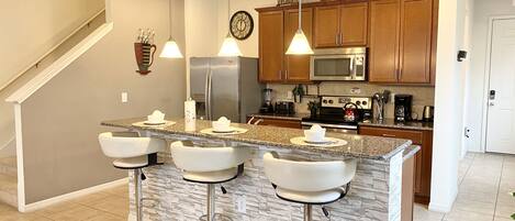 Een koelkast, een magnetron, een oven, een kookplaat