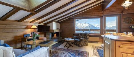 Una Smart TV, una chimenea, un reproductor de DVD