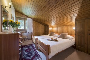 2 bedrooms, desk, free WiFi, bed sheets