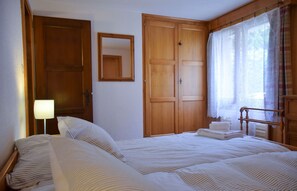 3 slaapkamers, een strijkplank/strijkijzer, gratis wifi, beddengoed