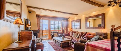 Fernseher, Kamin, DVD-Player