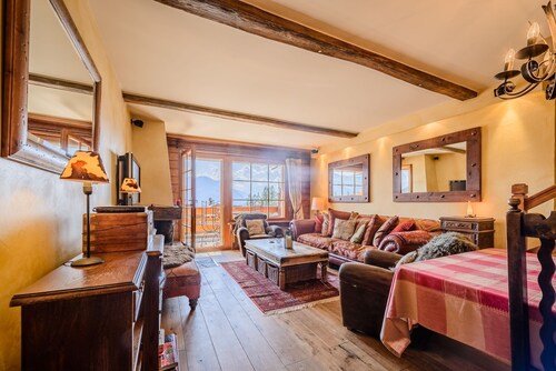 Chalet Sabrina - Beautiful Top Floor Duplex Apartment by main Medran lift station