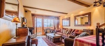 Chalet Sabrina - Beautiful Top Floor Duplex Apartment by main Medran lift station