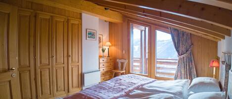 5 bedrooms, free WiFi, bed sheets