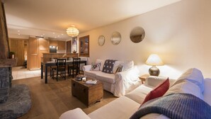 Una sala de estar acogedora con un sofá, una mesa de centro y un comedor con sillas y una mesa.
