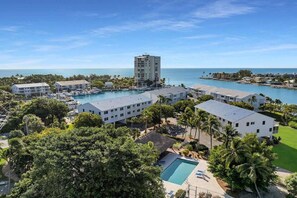 Ein Resort mit mehreren Gebäuden, einer Marina und einem Poolbereich.