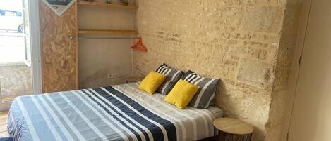 1 chambre, fer et planche à repasser, lit de bébé portatif