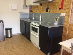 Fridge, microwave, oven, stovetop - Studio Marais Poitevin (Benet)
