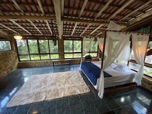 Minibar, free WiFi, bed sheets
