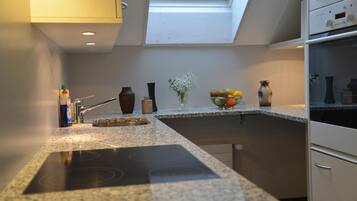 Fridge, oven, stovetop, coffee/tea maker