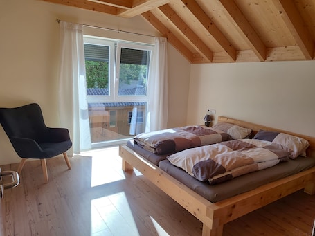 3 bedrooms, travel cot, free WiFi, bed sheets. New apartment near Rothenburg odT, for 1-6 people