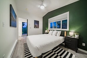 1 habitación, escritorio, tabla de planchar con plancha y cuna de viaje 