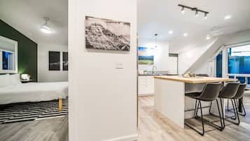 2 habitaciones, escritorio y tabla de planchar con plancha