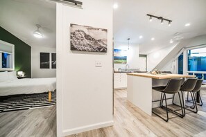 2 Schlafzimmer, Schreibtisch, Bügeleisen/Bügelbrett, Reisekinderbett