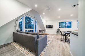 Una televisión, una chimenea, videojuegos