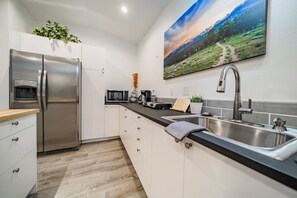 Frigorífico, microondas, placa de cocina y lavavajillas