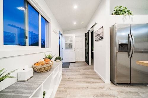 SALE! EV charger, Espresso, AC! Walk 2 lake & town