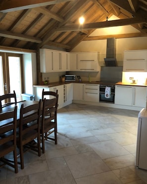 Fridge, microwave, oven, stovetop - Comfortable Detached House with Mountain and  Meadow views (Appin)