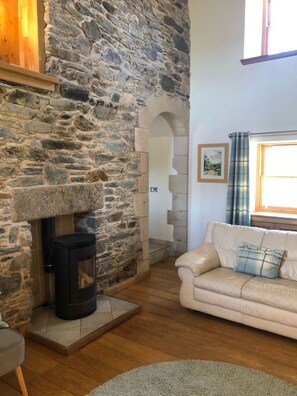 Smart TV, fireplace, DVD player - Comfortable Detached House with Mountain and Meadow views (Argyll)