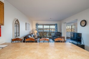 Smart-tv, een dvd-speler, een tafeltennistafel en boeken