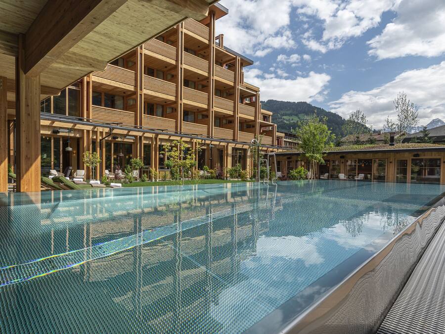 Udendørs pool, åben fra kl. 09.00 til kl. 21.00, liggestole