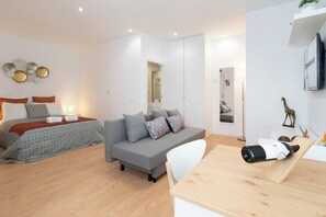 4 bedrooms, iron/ironing board, WiFi, bed sheets