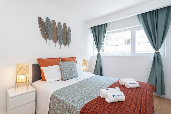 4 bedrooms, iron/ironing board, WiFi, bed sheets