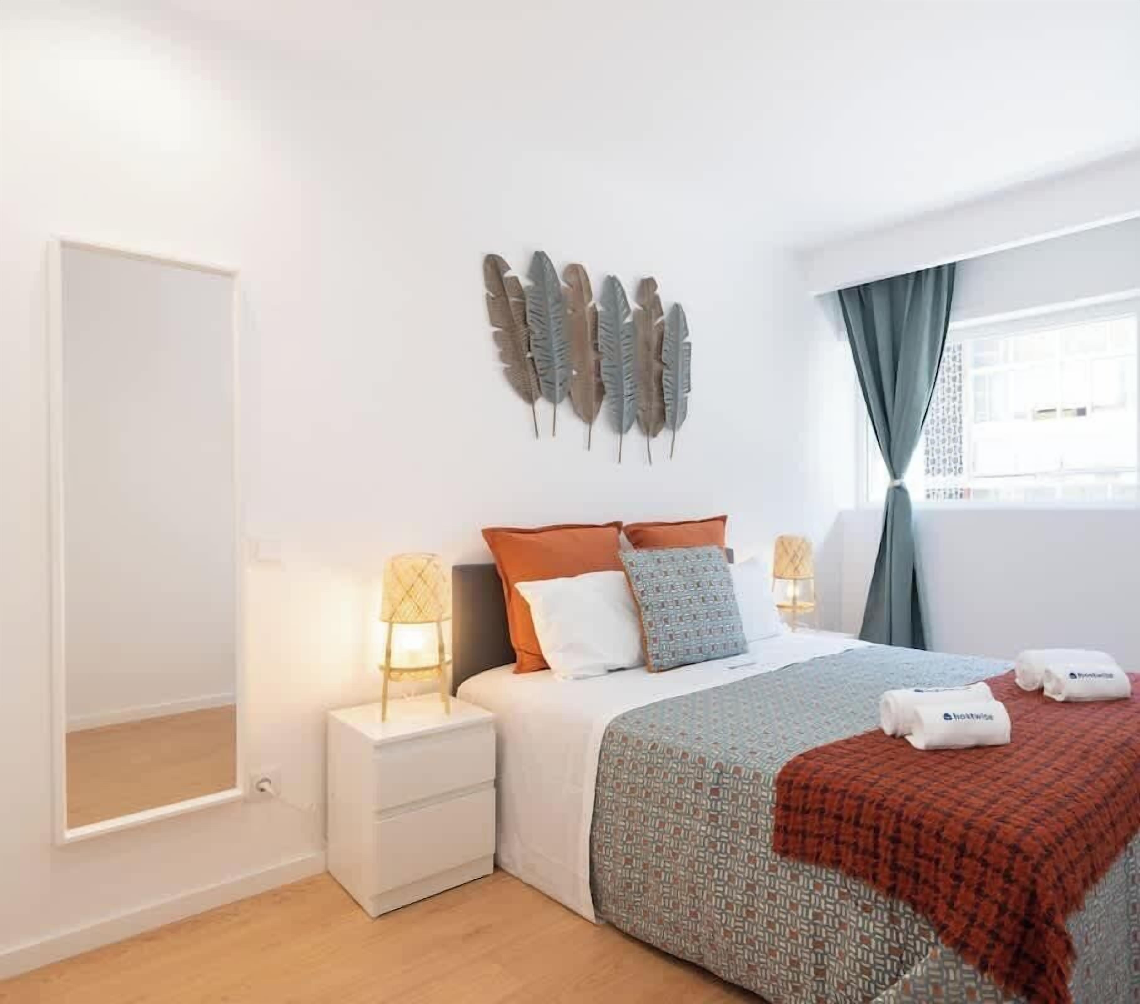 4 bedrooms, iron/ironing board, WiFi, bed sheets