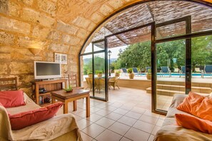 Tv, pejs, bordtennisbord